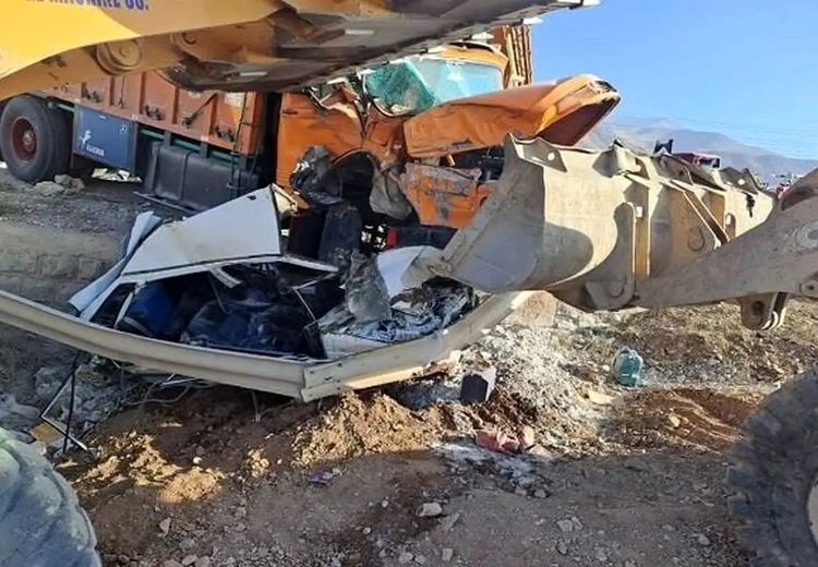 دو فوتی و 25 مصدوم در تصادف پراید، کامیون و مینی‌بوس + فیلم