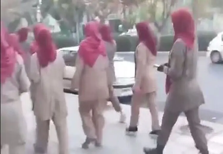 ماجرای حضور زنان با لباس منافقین در تهران چه بود؟ + فیلم