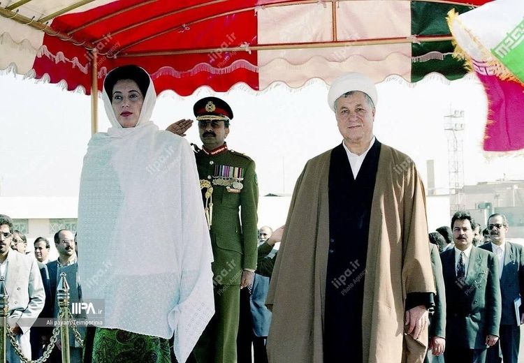 چرا هاشمی رفسنجانی شخصا به استقبال بی نظیر بوتو در فرودگاه رفت؟ + عکس