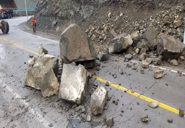 هشدار پلیس راه درباره احتمال سقوط سنگ در جاده چالوس
