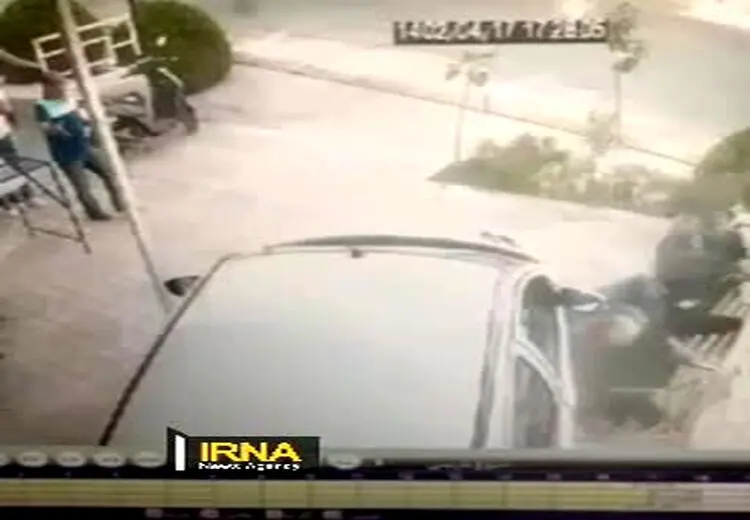 تصادف عجیب راننده 206 با عابران نشسته در پیاده رو! 