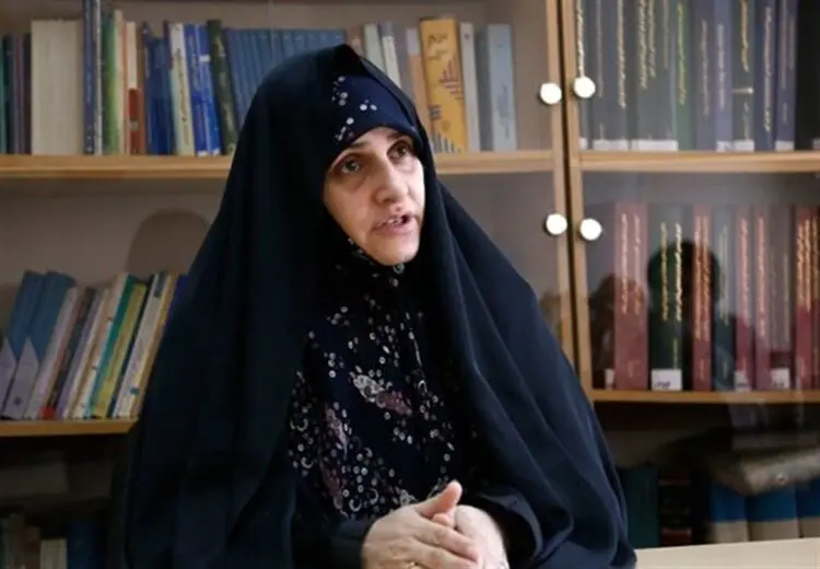 جمیله علم‌الهدی در مصاحبه با رسانه آمریکایی: سیاسی نیستم/ همسرم لحظه به لحظه پرونده مهسا امینی را پیگیری می‌کرد/ در پاسخ به همسر اوباما کتاب نوشتم