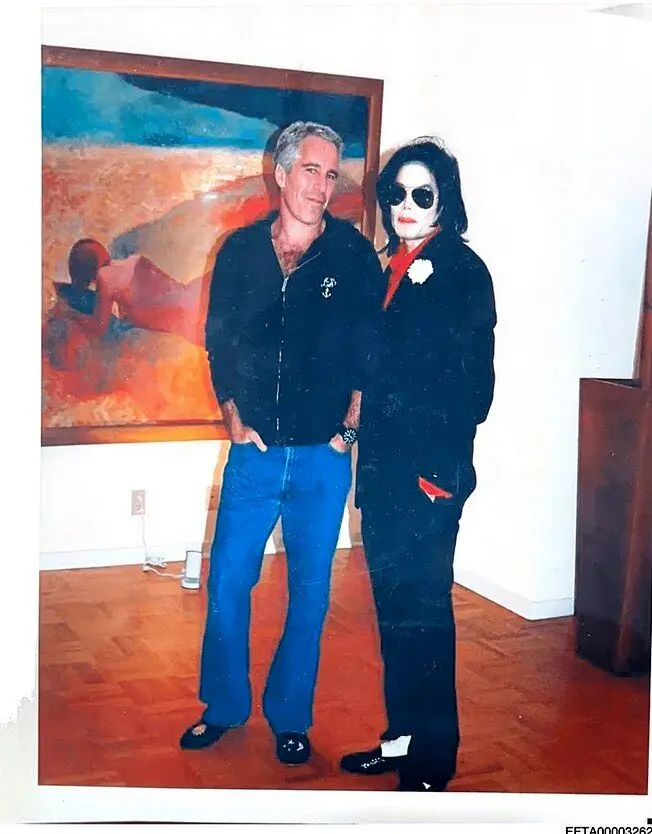 انتشار اسناد اپستین؛ کلینتون در استخر ترامپ روی اسناد سیاه/ عکس