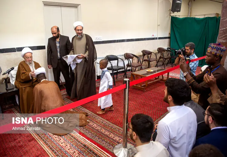 عمامه گذاری طلاب توسط آیت الله مکارم شیرازی