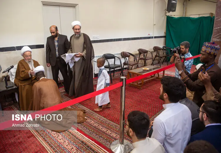 عمامه گذاری طلاب توسط آیت الله مکارم شیرازی
