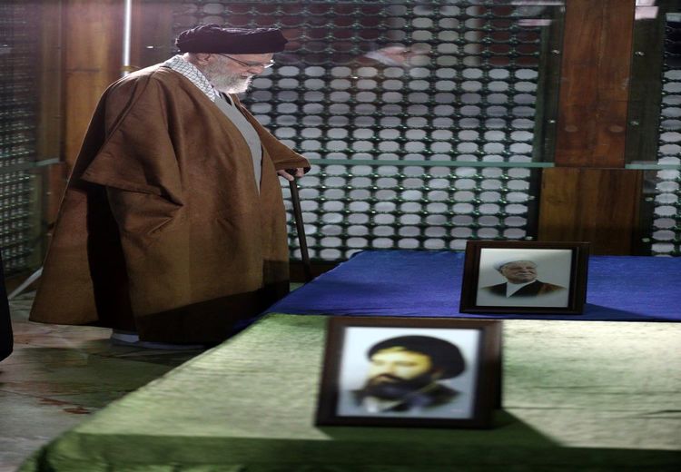 رهبر انقلاب بر سر مزار هاشمی رفسنجانی