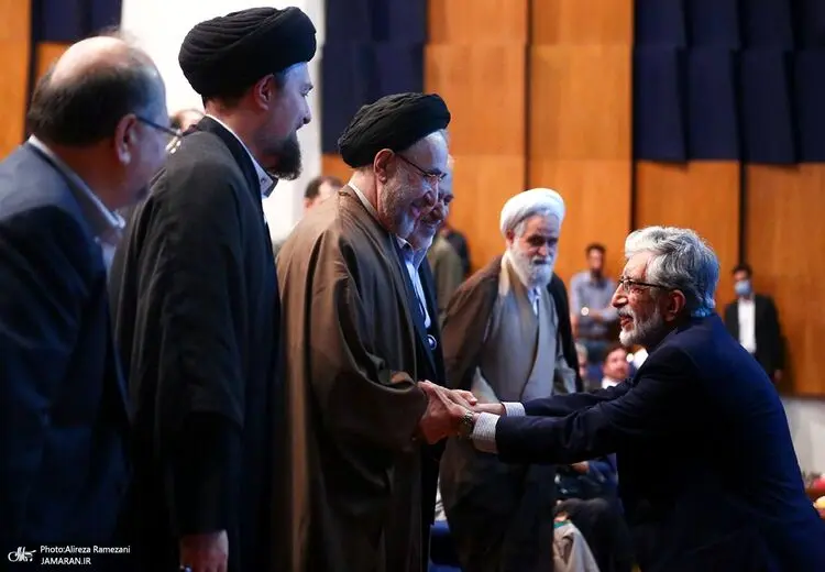 لحظه جالب دست‌دادن حدادعادل و خاتمی در مراسم اولین سالگرد دعایی