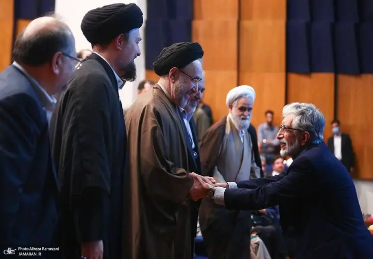 لحظه جالب دست‌دادن حدادعادل و خاتمی در مراسم اولین سالگرد دعایی