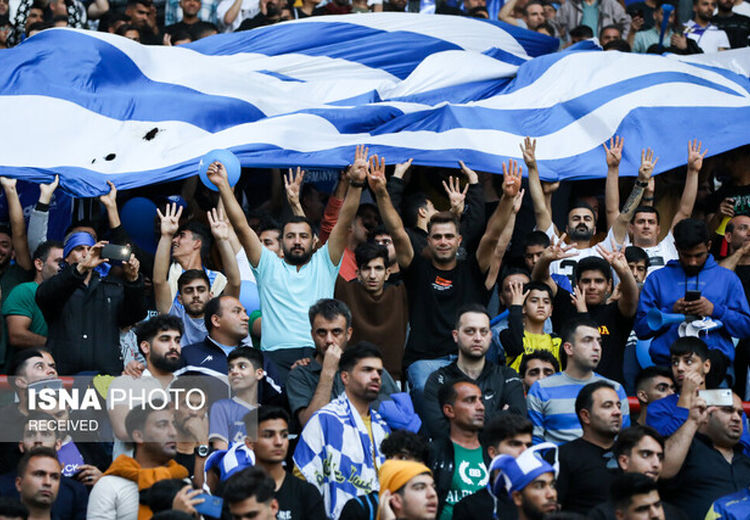 تشویق منظم هواداران استقلال پس از برد شبانه آسیایی