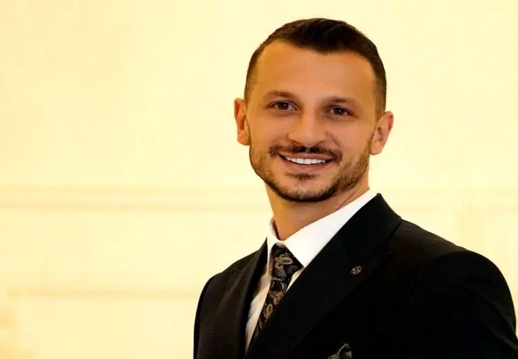 مهاجم استقلال لباس دامادی بر تن کرد/ عکس