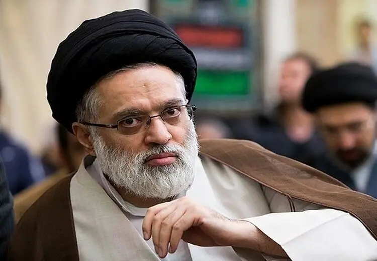 خادمی پسر ارشد رهبر انقلاب در چایخانه حرم امام رضا(ع)