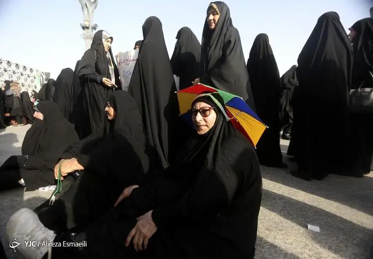 موضع متضاد روزنامه سپاه و روزنامه کیهان درباره رنگ حجاب