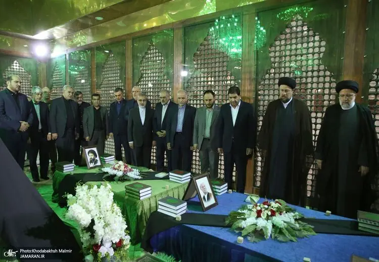 فاتحه خوانی رییسی بر مزار هاشمی رفسنجانی