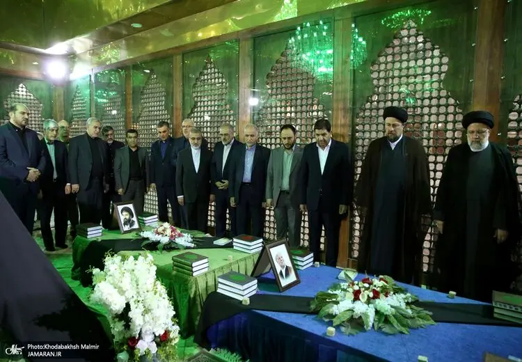 فاتحه خوانی رییسی بر مزار هاشمی رفسنجانی