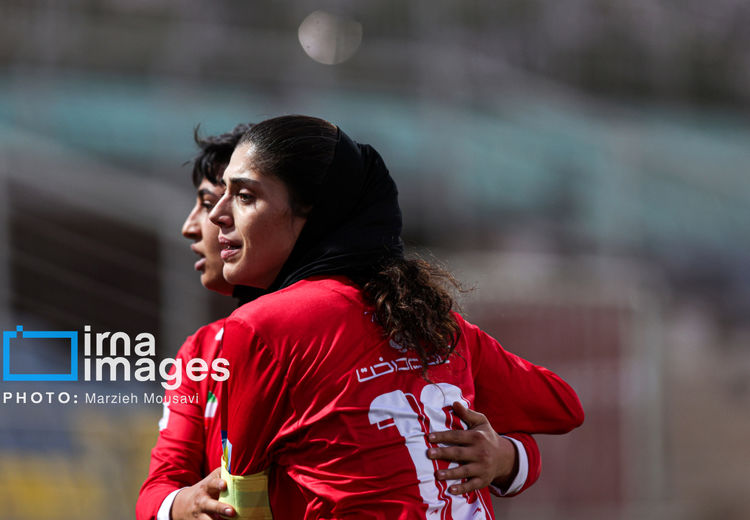 تصاویر فوتبال زنان پرسپولیس و پالایش گاز ایلام