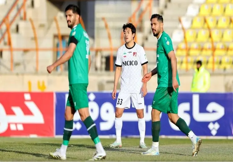 مدافع خارجی تیم لیگ برتری در تلاش برای خروج از ایران