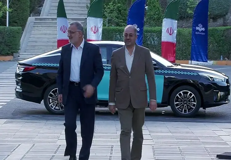 ورود زاکانی با تاکسی برقی به محل مناظره!/ عکس