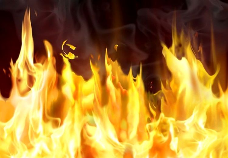 مرد ۶۰ ساله روستایی خودش را مقابل استانداری مازندران آتش زد