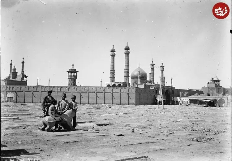 عکس 110 سال قبل از «شیر سواری» کودکان در قبرستان قم