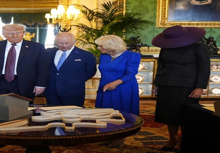 عکسی جالب از همسر ترامپ و کلاهش در دیدار با  خانواده سلطنتی انگلیس
