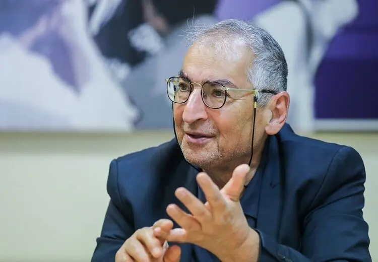 زیباکلام: من نمی‌توانم پشت شاهزده‌ای بایستم که ادبیات او پر از فحاشی و دموکراسی برایش شعار است