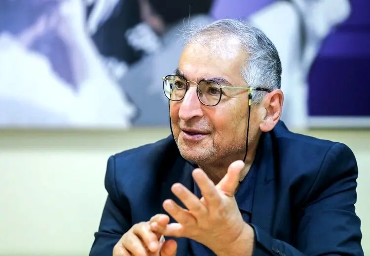 زیباکلام: من نمی‌توانم پشت شاهزده‌ای بایستم که ادبیات او پر از فحاشی و دموکراسی برایش شعار است