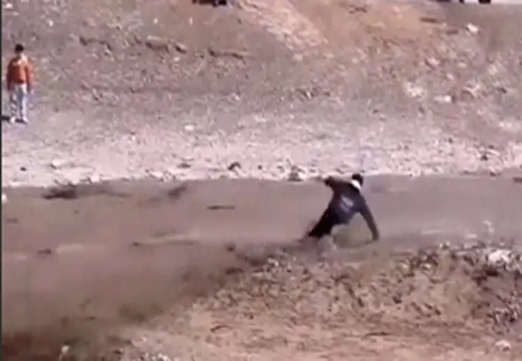 لحظه به آب افتادن یک اصفهانی به خاطر بی توجهی به هشدار بازشدن آب زاینده رود