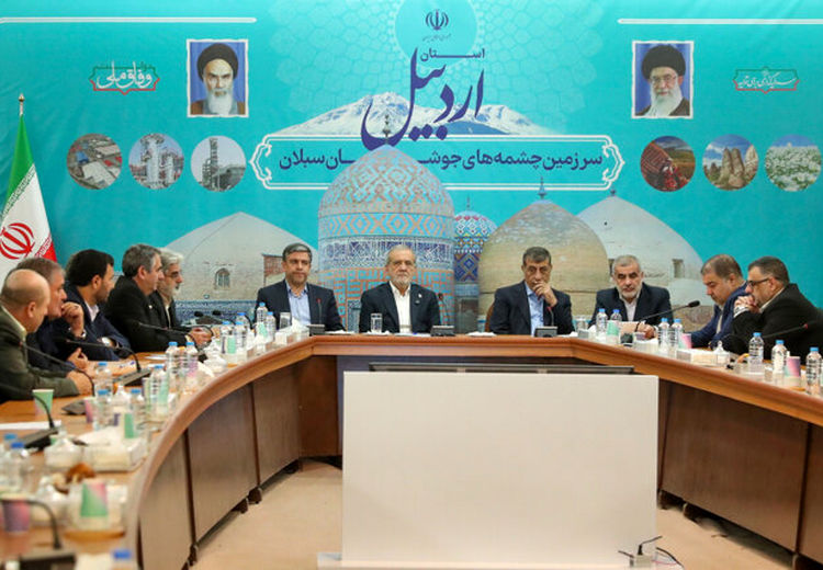 پزشکیان: هر کسی که میتواند مشکل آب و ناترازی و سوخت و کشاورزی را حل کند؛ این گوی و این میدان!
