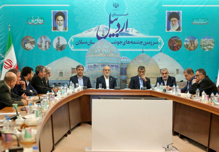 پزشکیان: هر کسی که میتواند مشکل آب و ناترازی و سوخت و کشاورزی را حل کند؛ این گوی و این میدان!