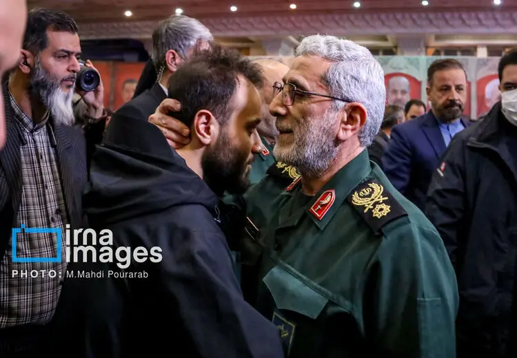 سردار قاآنی در کنار فرزندان سردار سلیمانی