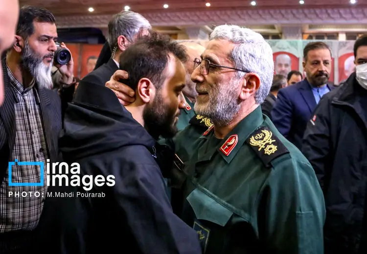 سردار قاآنی در کنار فرزندان سردار سلیمانی
