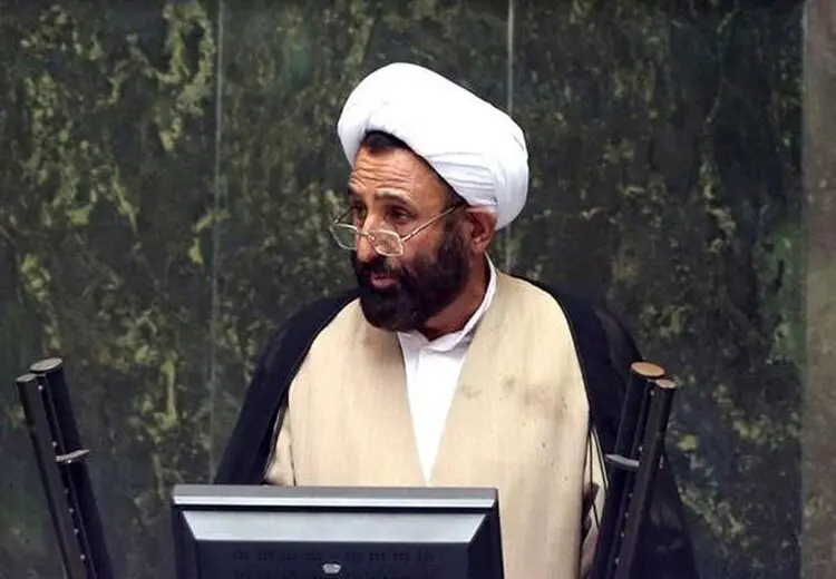 روحانی قمی احساس تکلیف کرده عکس گرفته؛ آن خانم ناراحت شد چون از قوانین خبر ندارد!