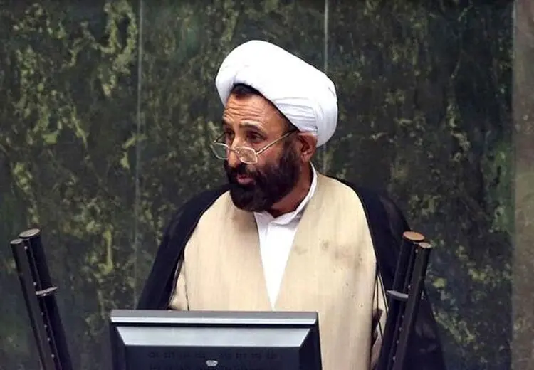روحانی قمی احساس تکلیف کرده عکس گرفته؛ آن خانم ناراحت شد چون از قوانین خبر ندارد!