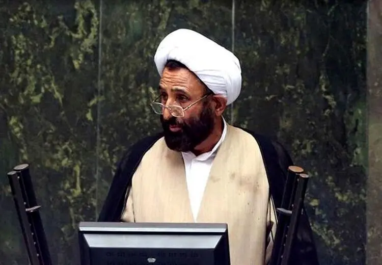 روحانی قمی احساس تکلیف کرده عکس گرفته؛ آن خانم ناراحت شد چون از قوانین خبر ندارد!