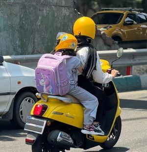 عکس یک مادر و دختر روی ترک موتور وایرال شد