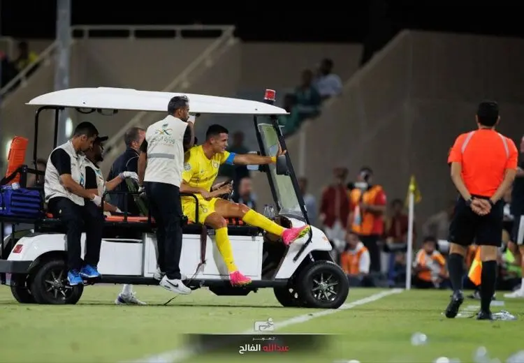 رونالدو را پس از مصدومیت با خودرو برقی بردند!