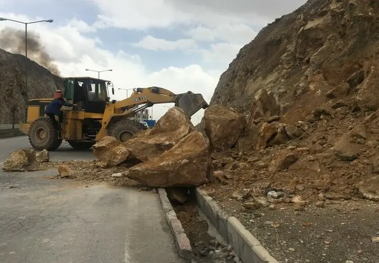 انسداد آزادراه قزوین-رشت به علت ریزش کوه