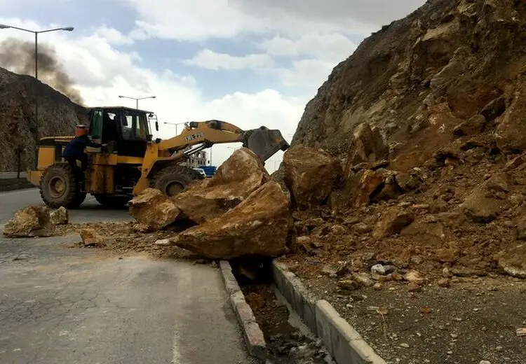 انسداد آزادراه قزوین-رشت به علت ریزش کوه