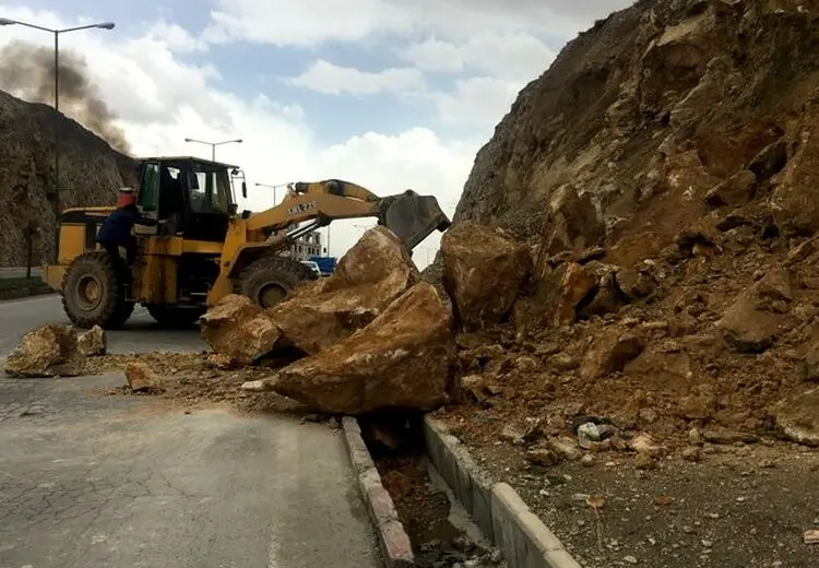 انسداد آزادراه قزوین-رشت به علت ریزش کوه