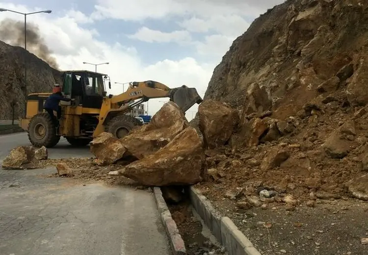 انسداد آزادراه قزوین-رشت به علت ریزش کوه