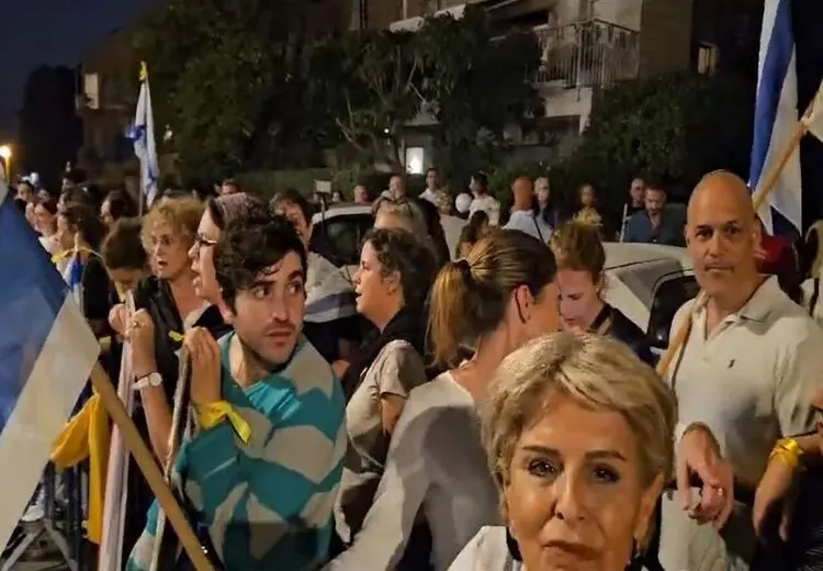 تجمع خانواده اسیران اسراییلی مقابل وزارت جنگ 