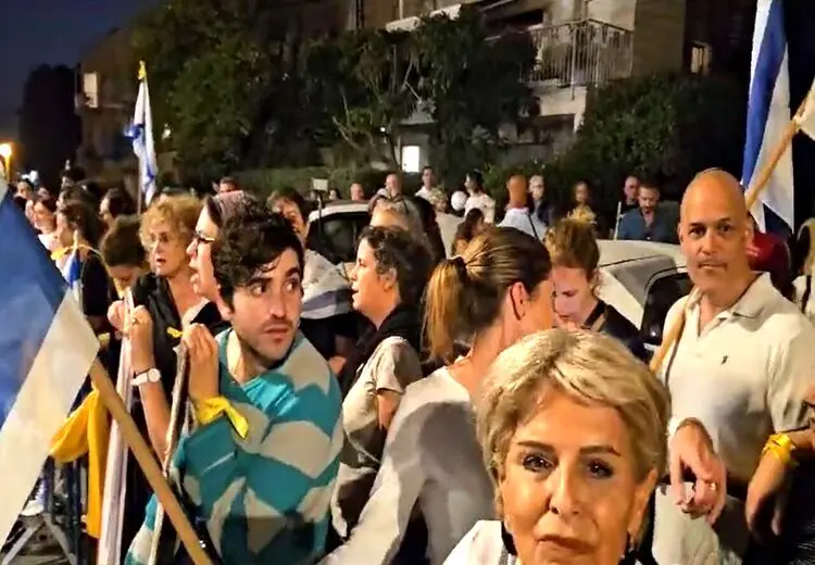 تجمع خانواده اسیران اسراییلی مقابل وزارت جنگ 