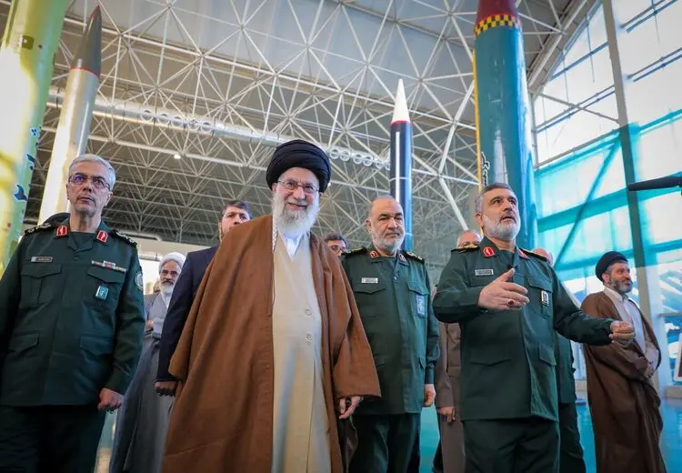 همراهی یکی از پسران رهبر انقلاب در بازدید از تجهیزات موشکی سپاه