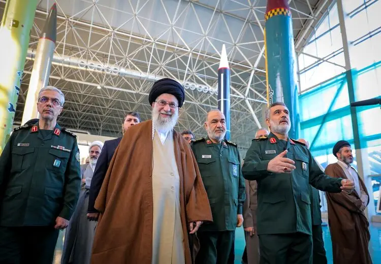 همراهی یکی از پسران رهبر انقلاب در بازدید از تجهیزات موشکی سپاه