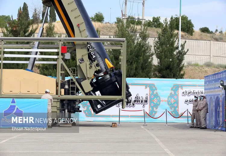 رونمایی از موشک بُرد بلند و نقطه‌زن خرمشهر ۴