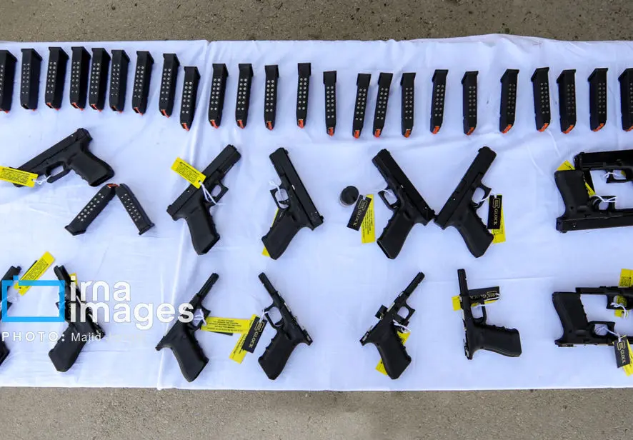 دستگیری دختر و پسر ۲۰ساله با یک چمدان اسلحه + عکس