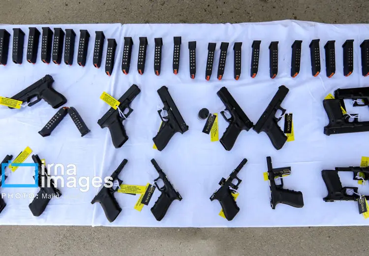 دستگیری دختر و پسر ۲۰ساله با یک چمدان اسلحه + عکس