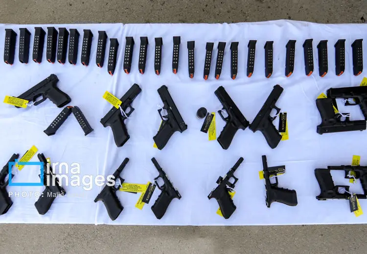 دستگیری دختر و پسر ۲۰ساله با یک چمدان اسلحه + عکس