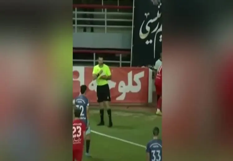 لحظه کتک زدن توپ‌جمع‌کن توسط بازیکن پیکان!