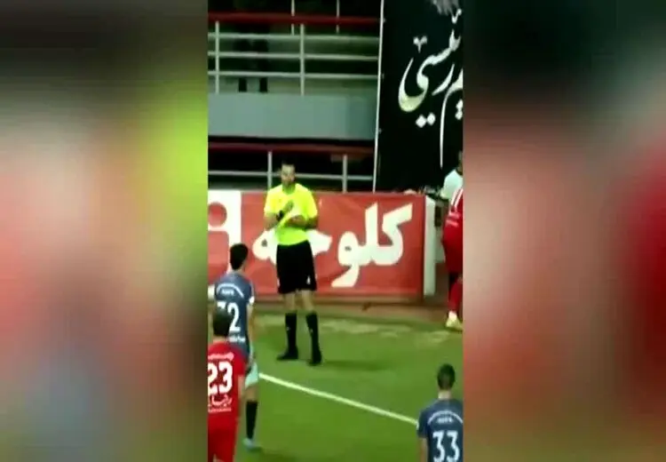 لحظه کتک زدن توپ‌جمع‌کن توسط بازیکن پیکان!